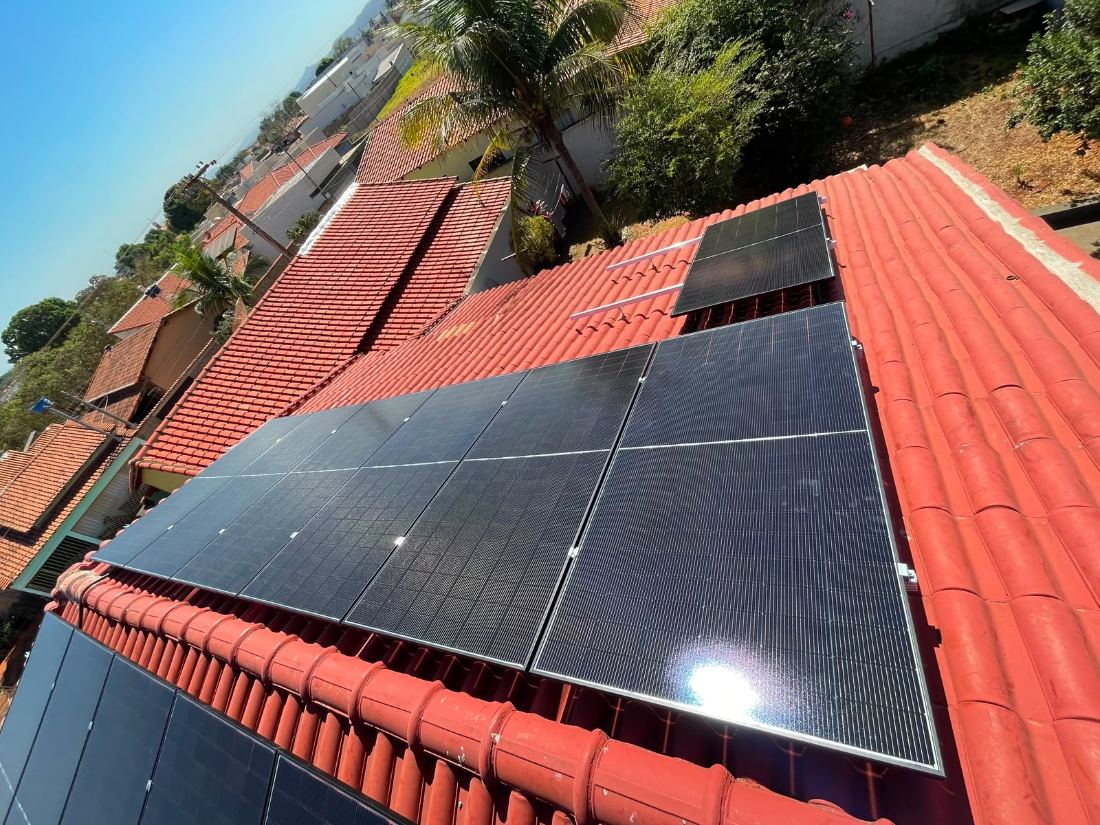 Painéis solares em telhado residencial de Fábio José, São Luís de Montes Belos