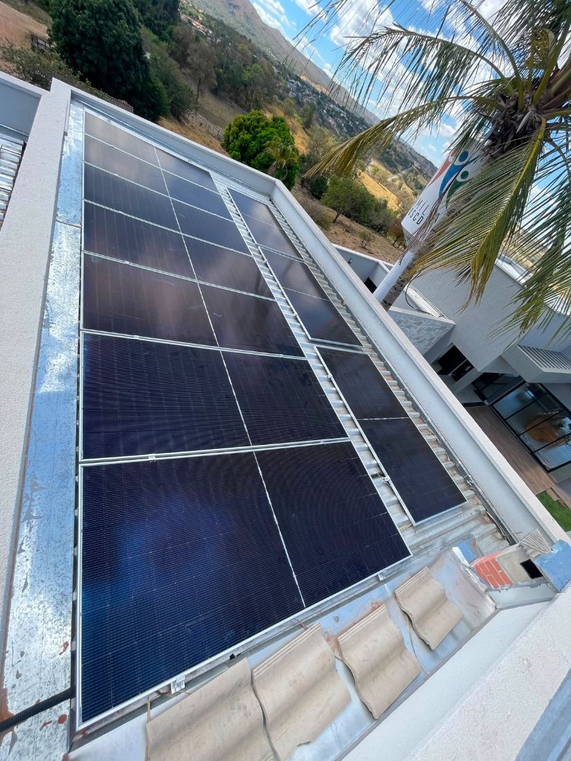Sistema solar residencial de Denis Gontijo, Mossâmedes