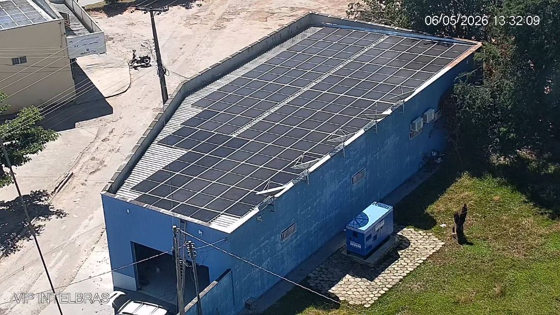 Sistema solar no telhado da Cyber Telecom, em Mossâmedes